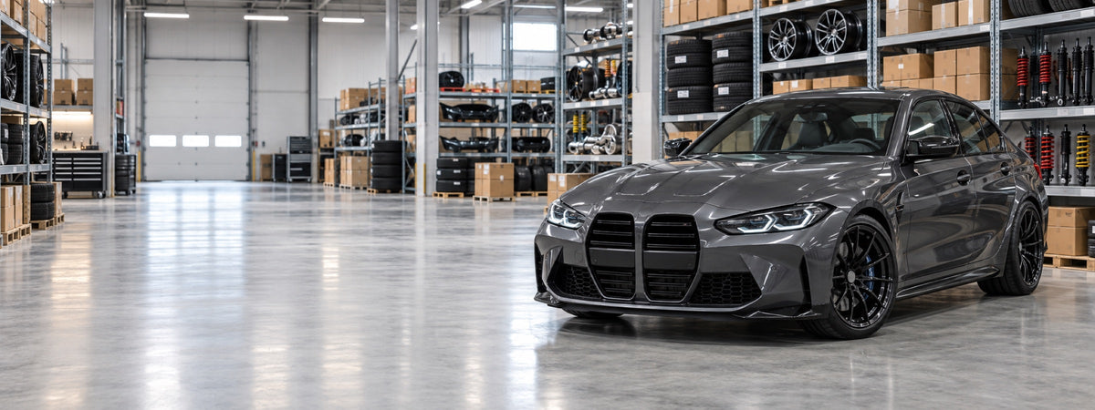 Banner BMW M2 en almacén de repuestos
